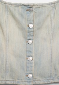 Svetlomodrá džínová tkanina s vertikálnymi švami a piatimi kovovými gombíkmi s vyrytým nápisom "PULL&BEAR" na strede.