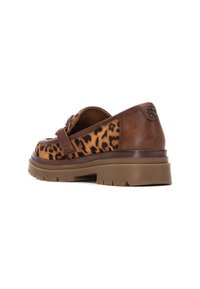 Zapato de cuero marrón con tejido de estampado de leopardo, punta redonda, una correa en la parte superior, y una suela de goma gruesa con agarre texturizado.