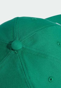 Zelená baseballová čepice s texturovanou látkou, strukturovanou korunou a kulatým knoflíkem nahoře. Kšilt je rovný s jednotnou barvou a designem.
