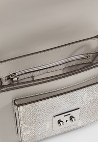 Šedá kožená kabelka s texturovaným hadím vzorem na přední straně, stříbrnými doplňky, vnitřní kapsou na zip a jemnými stehovými detaily.