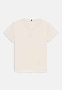 Kremfarget kortermet t-skjorte i myk bomull med v-halsdesign, med en subtil tekstur og minimalistisk stil. Kun bakperspektiv.