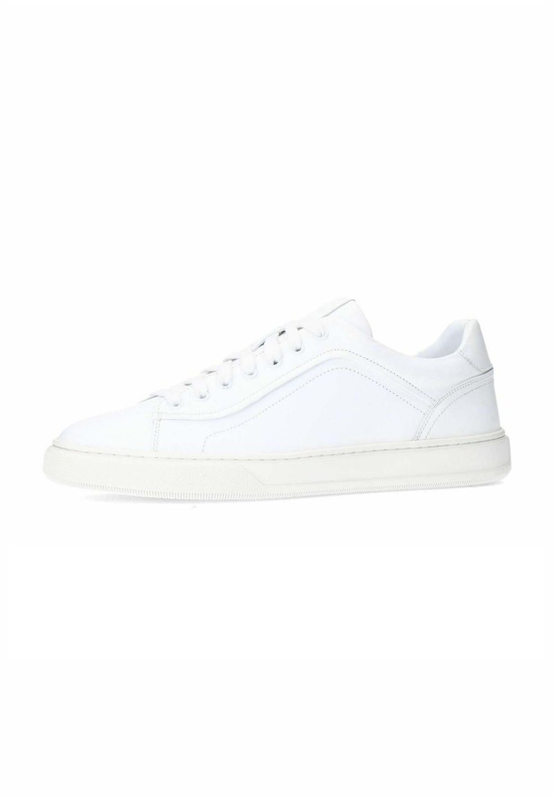 Sneaker bianca realizzata in pelle liscia, con design a collo basso, punta rotonda, suola piatta in gomma e sei passanti per i lacci.