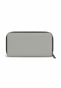 Billetera gris claro con una textura suave, cierre de cremallera y ribete negro en contraste. Forma rectangular con un diseño cosido a lo largo de los bordes.