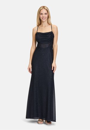 Maxikleid aus dunkelblauem Stoff mit schimmernder Textur. Es hat dünne Träger und ein drapiertes Oberteil. Der ausgestellte Rock reicht bis zum Boden.