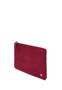 Bordový kordurový vak so zipovým uzáverom, ktorý sa vyznačuje štruktúrovaným povrchom a malým strieborným logom na boku.