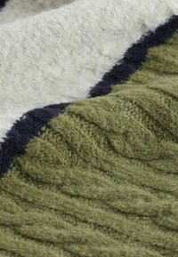 Next Pulover - khaki green