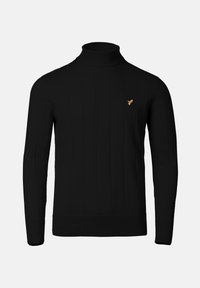 Jersey de cuello alto negro hecho de tela acanalada, con rayas verticales y un pequeño logo dorado en el pecho, con puños y dobladillo ajustados.