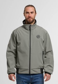 Grau weiche Schale Jacke mit hohem Kragen, schwarzen Akzenten, seitlichen Reißverschlusstaschen und einem Logo auf der linken Brust. Besitzt einen glatten, strukturierten Stoff.