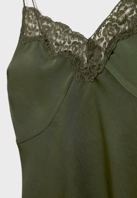 Olivgrünes Trägershirt mit Spitze am Ausschnitt, das über eine glatte Textur und verstellbare Träger verfügt, entworfen für eine figurbetonte Silhouette.
