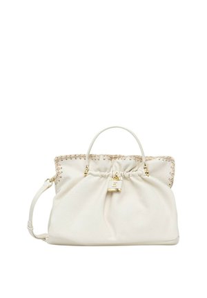 Borsa a mano in pelle bianca con parte superiore arricciata, dettaglio di chiusura dorata, bordo cucito, manico singolo e tracolla laterale regolabile.