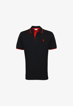 Schwarzes Poloshirt mit kurzen Ärmeln, roter Einfassung am Kragen und an den Ärmeln, Zwei-Knopf-Leiste und kleinem roten, gesticktem Logo auf der Brust.