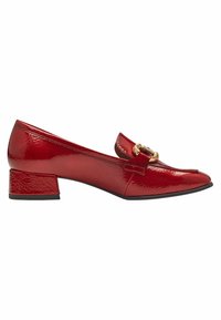 Mocassins en cuir verni rouge avec un petit talon carré, ornés d'une boucle décorative et d'une finition lisse et brillante.
