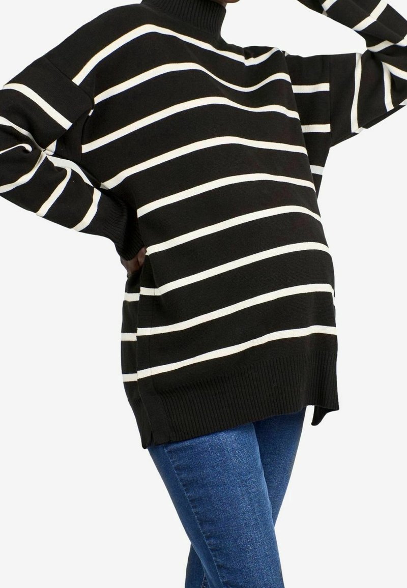 Svart randig tröja med vita horisontella linjer, design med hög hals, löst passform, ribbade ärmslut och nederkant. Tillverkad av mjukt stickat material.
