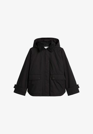 Czarna kurtka z kapturem, zapinana na guziki, z dwiema kieszeniami z przodu i podwiniętymi mankietami. Wykonana z gładkiego, miękkiego materiału o klasycznym wzorze.