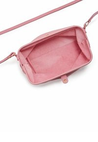 Rosa läder crossbody-väska med en slät yta, mjukt tygfoder och tryckknappsstängning. Har en justerbar rem och minimal hårdvara.
