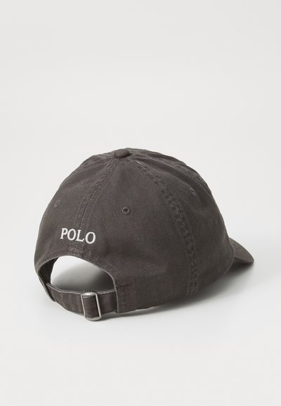Sötétszürke pamut baseballsapka állítható pánttal, hátul fehér "POLO" hímzéssel és texturált felülettel.