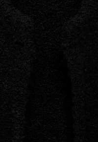 Tessuto nero strutturato con un aspetto soffice, caratterizzato da una superficie morbida e arricciata. Il design complessivo è uniforme e monocromatico.