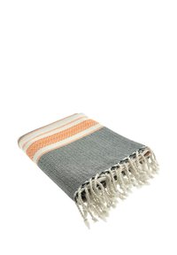 Geweven deken met grijze, oranje en roomkleurige strepen, voorzien van franjes aan de randen en een gestructureerd oppervlak voor extra dimensie.