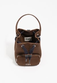 Hnedá kabelka s textúrovaným povrchom, nastaviteľnou čiernou šnúrkou a prednou zipsovou vreckom s striebornými doplnkami a logom.