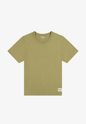 T-shirt en coton vert olive avec col rond, manches courtes et une étiquette en bas à gauche portant le logo Wrangler.
