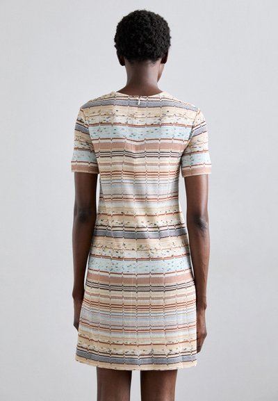 Abito a maniche corte con un motivo a righe multicolori in beige, blu e marrone. Realizzato in un tessuto testurizzato con una vestibilità dritta.