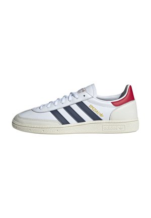 Hvid Adidas Spezial sneaker med marineblå striber, rød hælkappe og tekstureret offwhite sål, vist fra ydersiden.