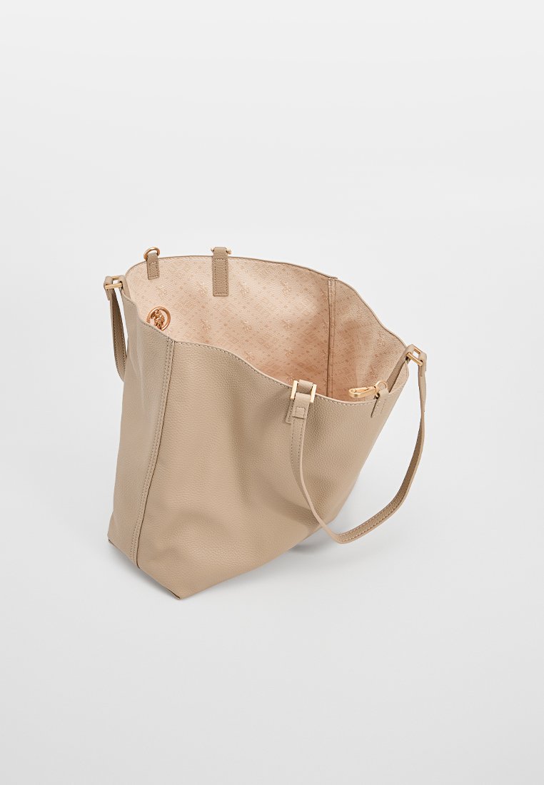 Sac fourre-tout en cuir beige avec un extérieur texturé. Design à ouverture supérieure et motif intérieur. Équipé de quincaillerie dorée et d'une bandoulière ajustable.