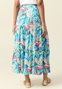 Gonna maxi con motivo floreale, caratterizzata da una cintura elastica, strati sovrapposti e colori vivaci di blu, verde, rosa e rosso.