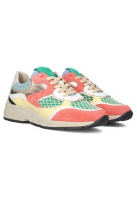 Roze en oranje suède sneakers met meshpanelen, beige accenten en een beige zool. Heeft lichte blauwe en groene details.