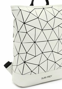 Zaino bianco con motivo geometrico caratterizzato da linee nere, realizzato in materiale sintetico, con una superficie liscia e un'etichetta di marca nella parte inferiore.