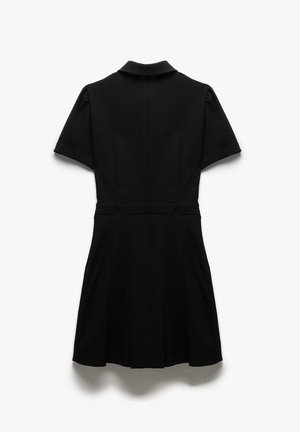 Sort kortærmet kjole med krave, plisseret nederdel og tætsiddende talje. Fremstillet af glat stof med et rent, minimalistisk design.