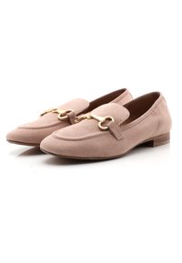 Mocassini in suede di un delicato colore rosa con un dettaglio di catena dorata. Presentano una punta arrotondata, dettagli cuciti e un tacco in legno basso.