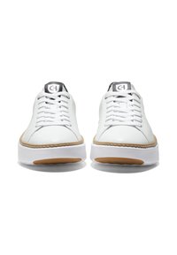 Weiße Leder-Sneaker mit runder Spitze, Schnürverschluss vorne und gepolstertem Kragen. Braune Gummisohle mit weißer Zwischensohle und Nähdetails.