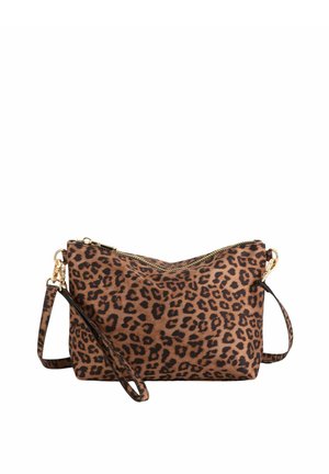 Bolso bandolera con estampado de leopardo en tonos marrón y negro, con cremallera dorada y correa desmontable sobre fondo blanco.