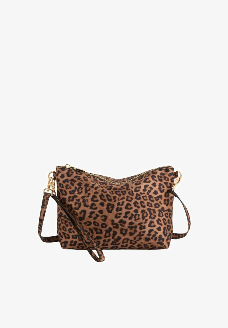 Ruskean ja mustan leopardi-kuvioinen olkalaukku kullansävyisellä vetoketjulla ja irrotettavalla hihnalla valkoisella taustalla.