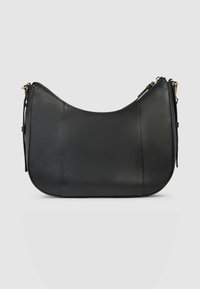Bolso de hombro de cuero negro con forma curva, costuras decorativas y cierre con cremallera. Presenta correas dobles delgadas en un lado.