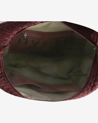 Sac à main tissé bordeaux ouvert pour montrer un intérieur en tissu beige avec une poche zippée et une légère inscription de marque à l'intérieur.