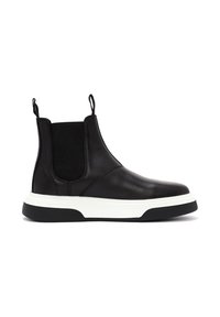 Botas Chelsea de cuero negro con paneles laterales de malla, lengüetas de tirón y suela de goma blanca gruesa para contraste y agarre.