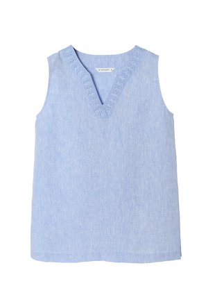 Modrý bezrukávový top vyrobený z lehké tkaniny, s V-výstřihem a texturovaným švem podél okrajů. Jednoduchý design, bez vzorů.