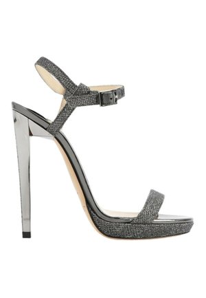 Sort højhælet sandal med glitrende stropper, en sølv stilet hæl og en justerbar ankelrem.