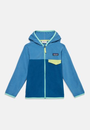 Chaqueta de forro polar azul para niños con capucha, cremallera frontal y bolsillo en el pecho con botón amarillo, adornada con bordes en azul claro.