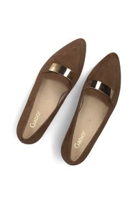 Ballerines en suède marron à bout pointu avec des embellissements métalliques dorés sur le dessus et des semelles intérieures beiges marquées "Gabor" sur fond blanc.
