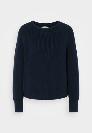 Granatowy sweter z dzianiny, okrągłym dekoltem, prążkowaną strukturą i długimi rękawami raglanowymi. Posiada prosty krój u dołu.