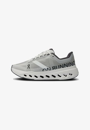 Grauer Laufschuh mit einem Obermaterial aus Mesh, weißen Akzenten und einer gepolsterten Sohle mit Ausschnitten für Belüftung und Flexibilität. Mit Branding.