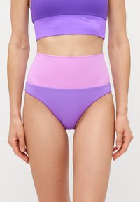 Bikini komplekts ar purpura un rozā krāsu bloku dizainu. Augstās jostas apakšdaļa ar gludu, elastīgu audumu un apdarinātām malu malām.
