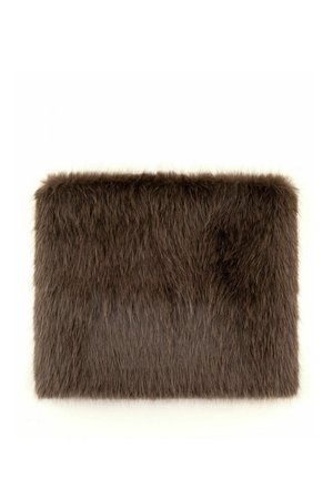 Coussin rectangulaire en fausse fourrure marron foncé avec une texture épaisse et douce sur fond blanc uni.