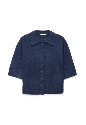 Cardigan tricoté bleu foncé à manches courtes avec sept boutons à l'avant et un col large, présenté sur un fond blanc.