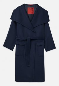 Manteau bleu marine avec un large col, une taille ceinturée et deux grandes poches avant. Fabriqué en tissu lisse avec une coupe décontractée et des manches 3/4.
