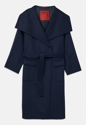Cappotto blu navy con ampio colletto, vita bloccata da una cintura e due grandi tasche frontali. Realizzato in tessuto liscio con una vestibilità casual e maniche 3/4.
