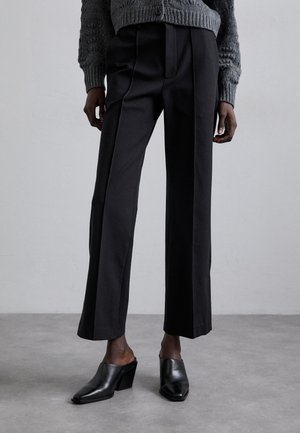 CROP KICK FLARE TROUSER - Stoffhose - black